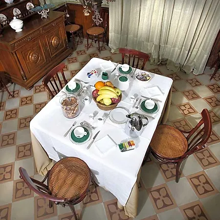 Historical Vvm Bed and Breakfast Λέτσε